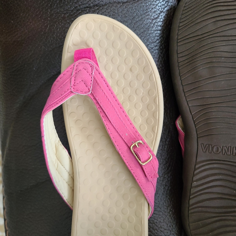 Size 8 1/2 Vionic thongs